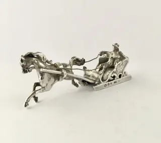C. Stout, Rotterdam - Zilveren miniatuur van een arrenslee met dravend paard enmenner - .835 zilver