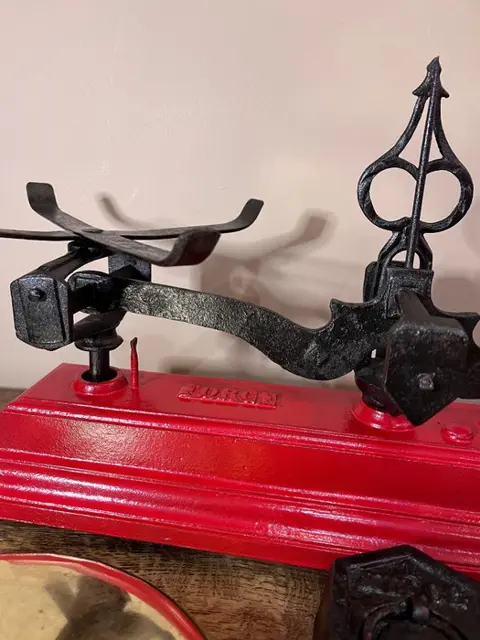 Weegschaal (7) - Koper/messing en smeedijzer