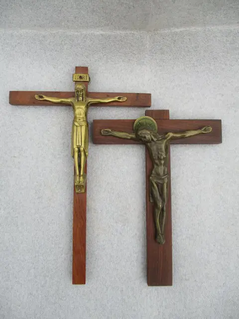 HARTMANN. Lot 2 Art Deco kruisbeeld in brons en metaal. (2) - Brons - Reguleert - Hout