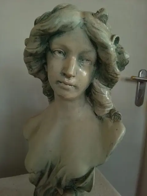 Gipsen buste van mooie dame met lang haar - Gips