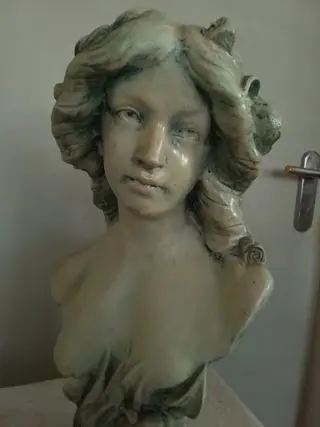 Gipsen buste van mooie dame met lang haar - Gips