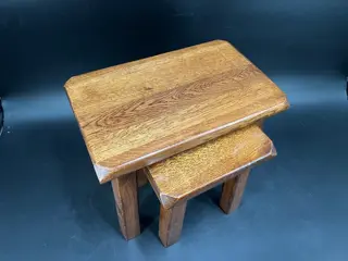 Set bijzettafels, Twee brutalist bijzettafeltjes - Hout