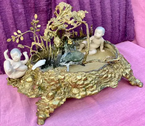 Indrukwekkende fontein met porseleinen figuren - Brons, Porselein