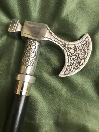 Geweldige middeleeuwse bijl, verdediging, wandelstok - Zilverbrons