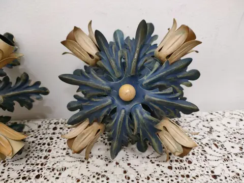 Paar kroonluchters aan het plafond of aan de muur - Messing