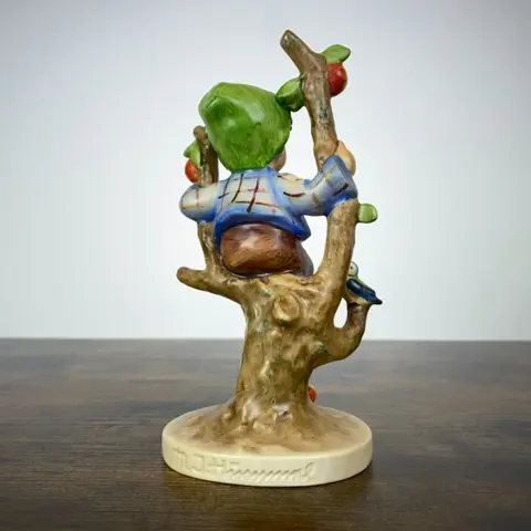 Hummel # 142/I - Appelboomjongen - TMK5 - Porselein