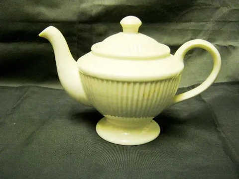 Theepotje creamware (past bij Wedgwood Edme), nwst, 275ml