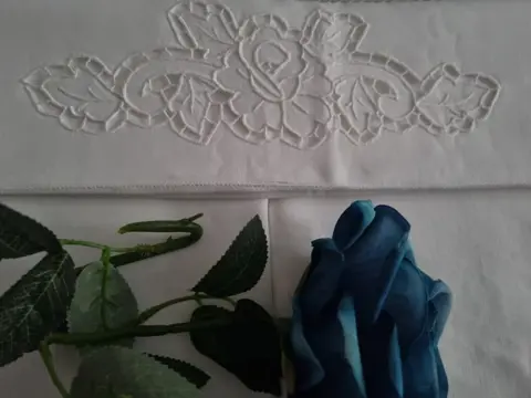 Museumlaken in puur linnen met snijwerk en borduurvel met satijnsteek handgemaakt - Linnen - 21e eeuw