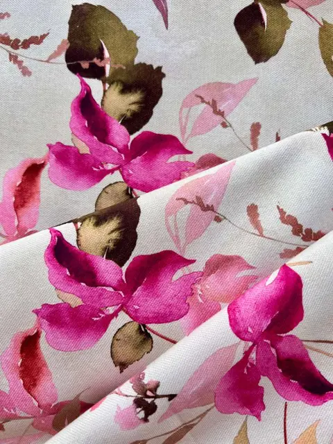 Groot stuk stof met bedrukte bloemen geschilderd met aquarel. 300 x 280 cm - Canvas. - 21e eeuw