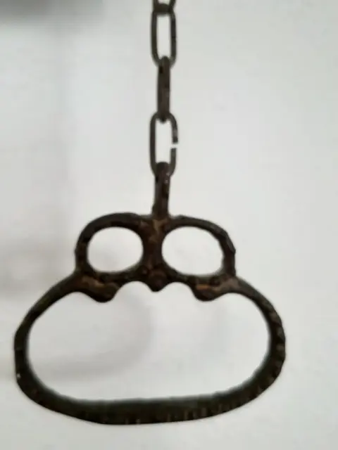 Antieke bronzen kloosterbel afgebeeld met een Mythologie - Brons