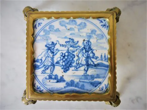 Handvervaardigd - Delftsblauwe tegel dienblad vide poche De Verspieders met mythologische figuur pootjes (1) - Aardewerk, Messing