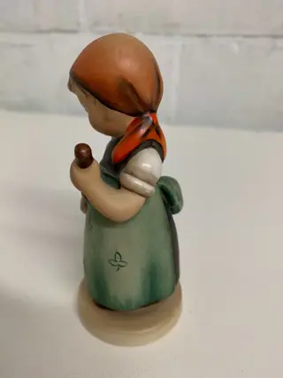 M.I. Hummel - Goebel - Beeld(je), "Little Sweeper" - TMK-2 (1950-55) - Porselein