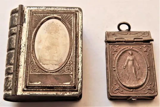 Doosjes met rozenkrans en miniatuur ansichtkaarten - metaal