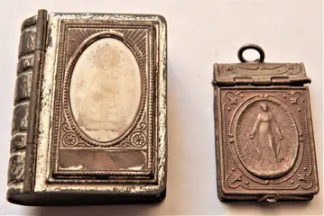 Doosjes met rozenkrans en miniatuur ansichtkaarten - metaal