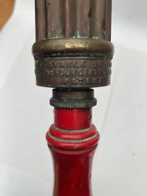 The Four Oaks Nursery Co’. - antiek koperen (Insecten) (spuit) (sproeier)gemerkt (1) - Art Deco - Hout, Koper, Messing