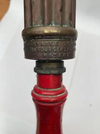 The Four Oaks Nursery Co’. - antiek koperen (Insecten) (spuit) (sproeier)gemerkt (1) - Art Deco - Hout, Koper, Messing