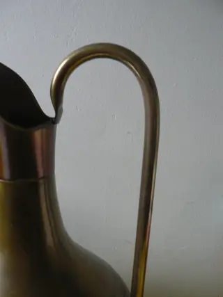 Dinanderie Biettlot - Gehamerde waterkan - Koper, Messing