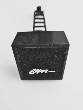 Kunstenares Corry Ammerlaan van Nieuwkerk. - Artihove - Beeld, Title: "THINKING MAN" - Brons