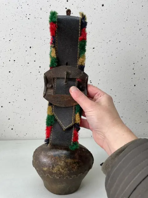 Prachtige Grote Koeienbel aan lederen Halsband - Koper, Leder, Wol