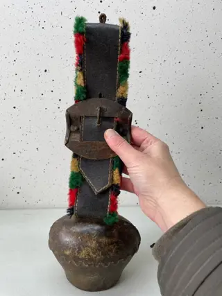 Prachtige Grote Koeienbel aan lederen Halsband - Koper, Leder, Wol