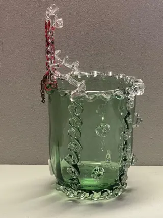 Wijwaterbak, handgeblazen, gekleurd glas 1860-1880 (1) - Historicisme - Glas