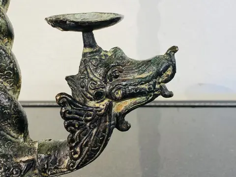 Zeldzame bronzen en antieke Naga Busuki drakenbewaker-kandelaar - Brons