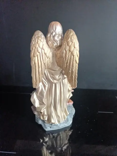 Sculptuur, figuur, Michael de aartsengel en kinderen. - Victoriaans - bisque, ongeglazuurd porselein