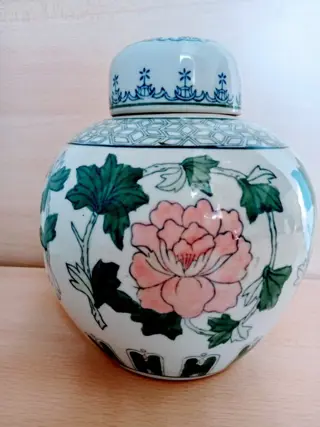 decoration Ginger jar / vase green pink white color palette with lotus deco. - Aardewerk