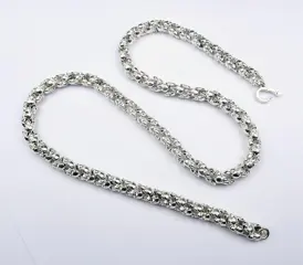 Sierlijke ketting - Verweven schedels - Memento Mori - Symbool van nederigheid en wedergeboorte