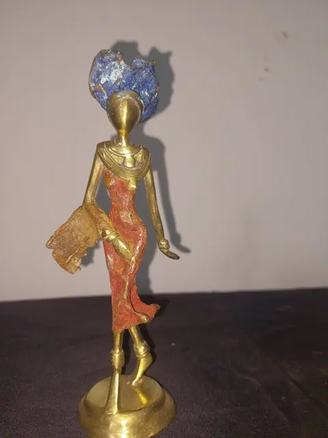 Beeldje voorstellende een Afrikaanse vrouw - 21 cm (1) - Brons