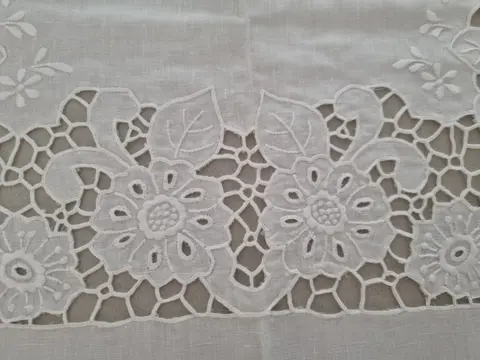 Spectaculair handgeborduurd tafelkleed !! puur linnen tafelkleed x 12 met handborduurwerk - 170x270 - Linnen - 21e eeuw