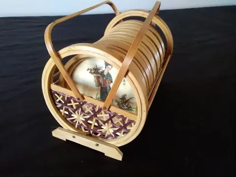 Oude vitrine en onder glazen Aziatische invloeden. - Rietje