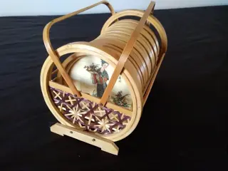 Oude vitrine en onder glazen Aziatische invloeden. - Rietje