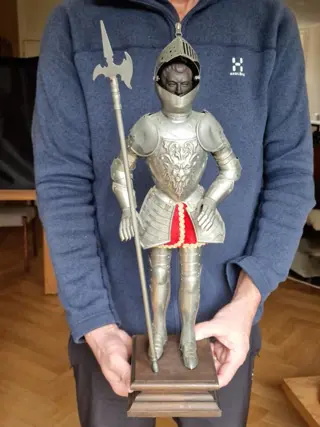 Groot miniatuur van een ridder in middeleeuws pantser harnas - Middeleeuwse stijl - Metaal, Rubber, Stof, Hout