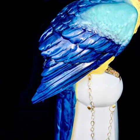 Hertwig & Co - Katzhütte, Rudolstadt - Blauwe papegaai op voetstuk (31 cm) - ca 1920 - Porselein