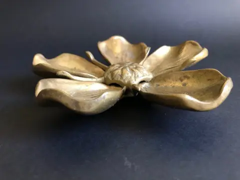 Messing bloemen asbak met afneembare bloemblaadjes - Messing