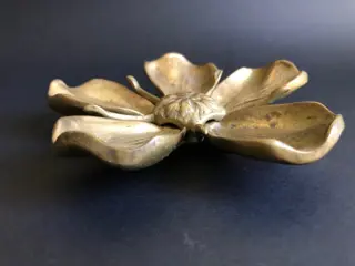 Messing bloemen asbak met afneembare bloemblaadjes - Messing