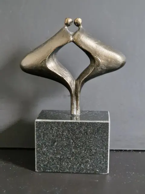 Corry Ammerlaan Van Niekerk - Artihove - Beeld - De kracht van een gelijkwaardig vertrouwen (1) - Verbronsd metaal