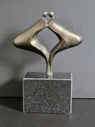 Corry Ammerlaan Van Niekerk - Artihove - Beeld - De kracht van een gelijkwaardig vertrouwen (1) - Verbronsd metaal