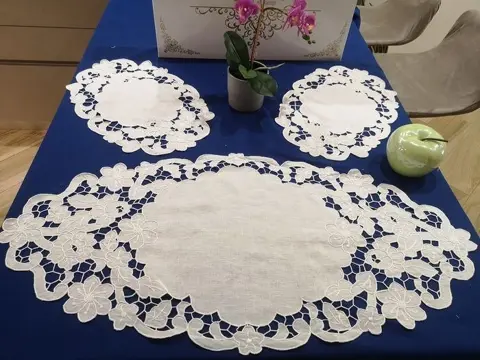 Rijke set van 3 onderleggers in puur linnen met handgeborduurde Gran Intaglio en Punto Pieno - Linnen - 21e eeuw