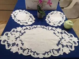 Rijke set van 3 onderleggers in puur linnen met handgeborduurde Gran Intaglio en Punto Pieno - Linnen - 21e eeuw