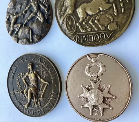 vier grote bronzen medailles - met mooie voorstellingen in hoogreliëf