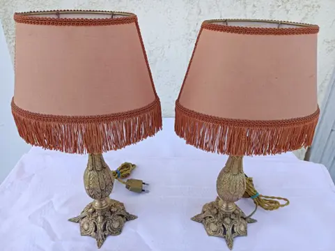 Schitterend paar fijn gebeitelde verguld koperen lampen. (2) - Gouden messing