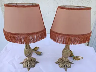 Schitterend paar fijn gebeitelde verguld koperen lampen. (2) - Gouden messing