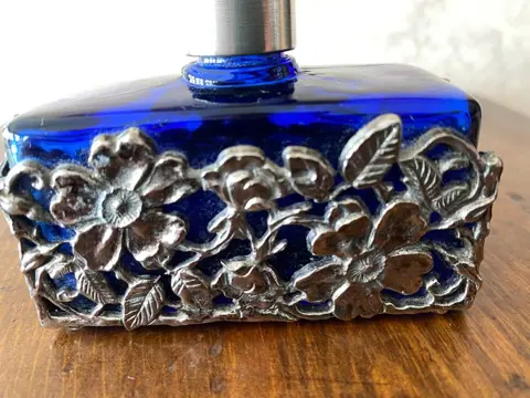 Elegante parfumfles - Kobaltblauw glas en zilver metaal