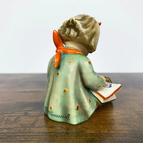 Hummel #8 - Boekenwurm - TMK3 - Porselein