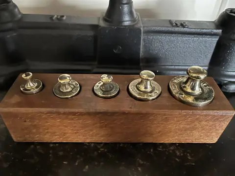 Antieke weegschaal met gewichten - Hout, IJzer (gegoten/gesmeed), Koper