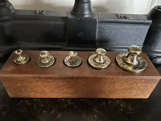 Antieke weegschaal met gewichten - Hout, IJzer (gegoten/gesmeed), Koper