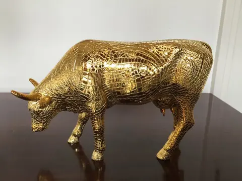 Cow Parade. Cowparade. Mira Moo Gold. Large. - Beeld (1) - Poly Resin