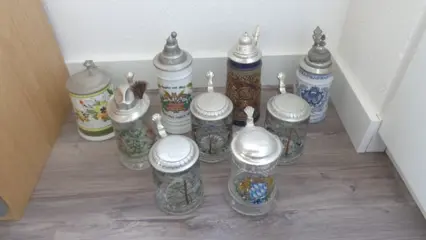 Collectie bierpullen met tinnen deksel Collectie glazen mokken (7) - keramiek + glas + tin